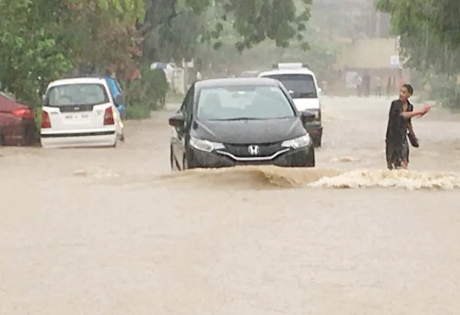 दिल्ली-NCR में मूसलाधार बारिश,  सड़कों पर जलभराव 