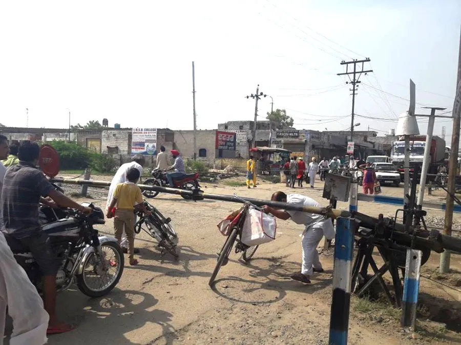अभी तक नहीं बना अंडर ब्रिज, समस्या ज्यों की त्यों