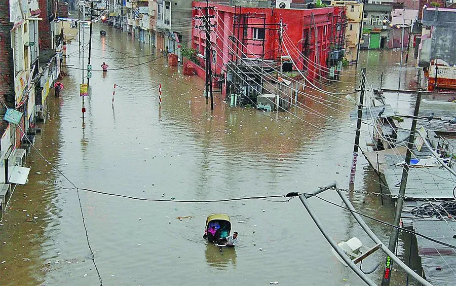 दूषित नाले में आई दरार व बरसात ने डुबाया बठिंडा