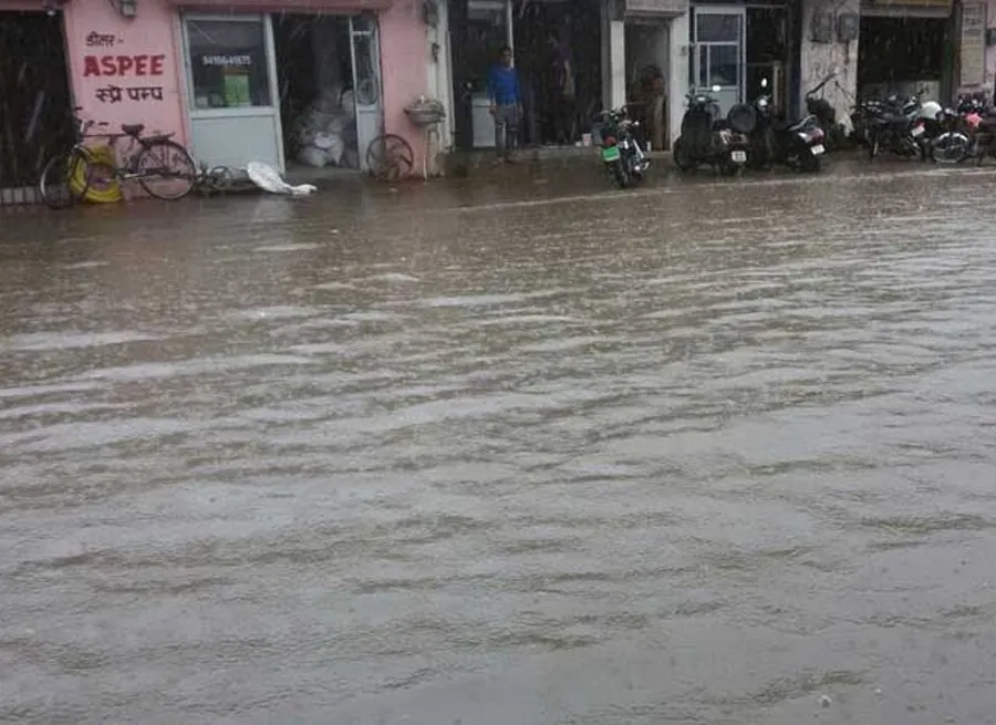 मूसलाधार बारिश मेें डूबा  पश्चिमी जापान, 88 लाेगों की मौत