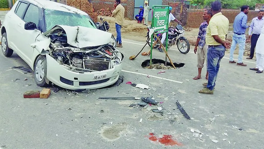 बरसात से धंसी सड़क, टला हादसा