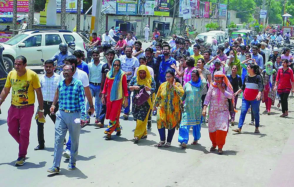 होम्योपैथिक मेडीकल कॉलेज के छात्रों ने निकाला रोष मार्च