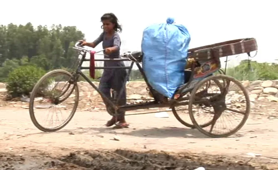 देख लो सरकार, रोटी व पढ़ाई की खातिर रिक्शे पर कूड़ा ढ़ोती है यह बेटी