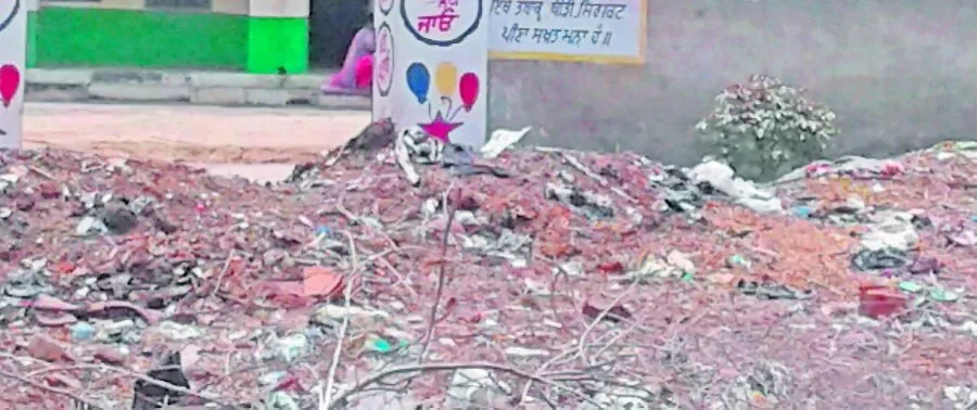 गन्दगी व कूड़े के ढेरों ने घेरा सरकारी प्राथमिक स्कूल