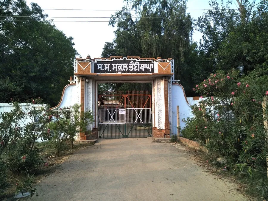 स्कूल में अध्यापकों की कमी, खतरे में बच्चों का भविष्य