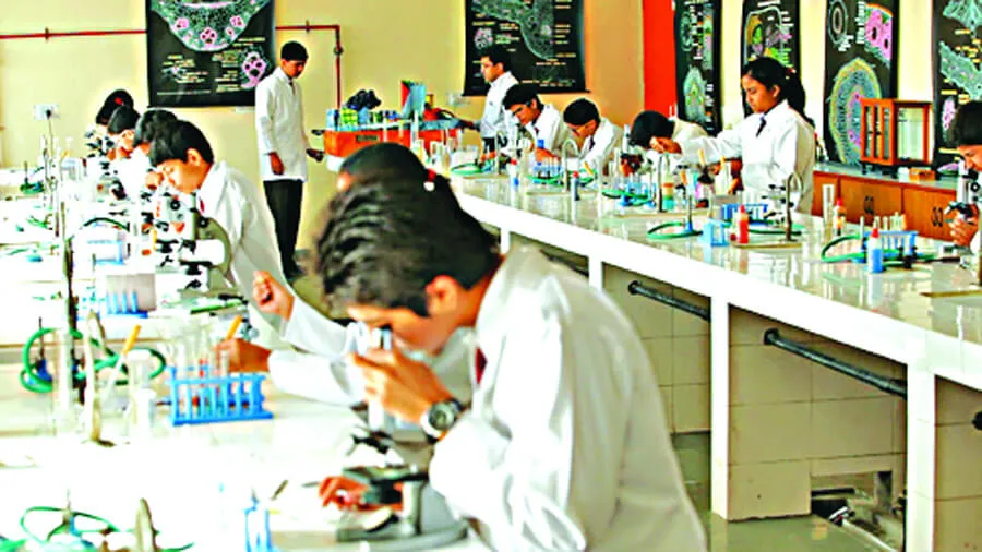 अब विज्ञान प्रयोगशालाओं में नहीं रहेगी फर्नीचर की कमी