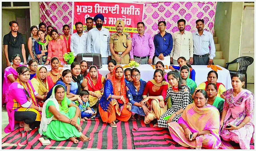 सिलाई प्रशिक्षण प्राप्त लड़कियों को बांटी सिलाई मशीनें