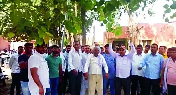 जेई को सस्पेंड करने पर बिजली कर्मियों ने की नारेबाजी