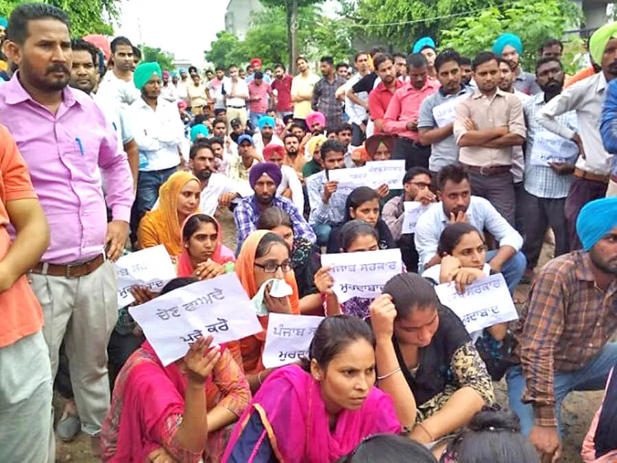 टीईटी अध्यापकों ने घेरा सिंगला का निवास, ट्रेड यूनियन का मिला समर्थन