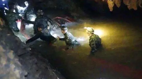 गुफा से सुरक्षित निकाले गए सभी बच्चे और उनके कोच