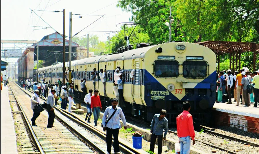 …और पलटने से बच गई  इटावा पैसेंजर ट्रेन