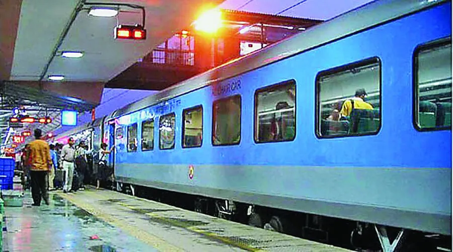चोर ट्रेन से मोबाईल सहित हजारों की नगदी लेकर हुए फुर्र