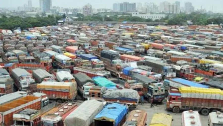 ट्रांसपोर्टर्स की देशव्यापी हड़ताल, थमे ट्रकों के पहिये