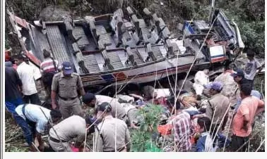 उत्तराखंड में बस खाई में गिरी, 45 लोगों की मौत