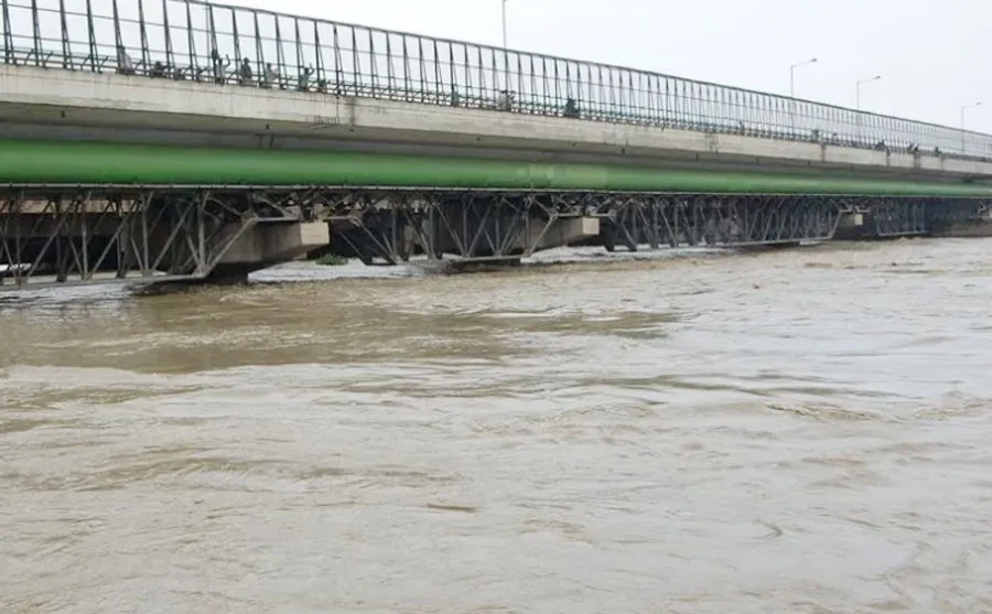 भारी बारिश, खतरे के निशान पर पहुंचा यमुना का जलस्तर