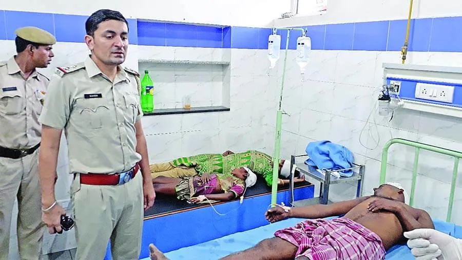 दो मंजिला भवन ढ़हा, मलबे में दबे 15 मजदूर