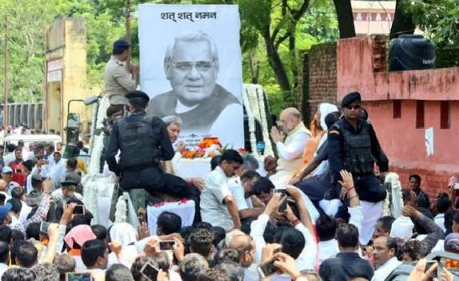 कांग्रेस: जीते जी की अटल की उपेक्षा, अब बीजेपी कर रही राजनीतिक इस्तेमाल