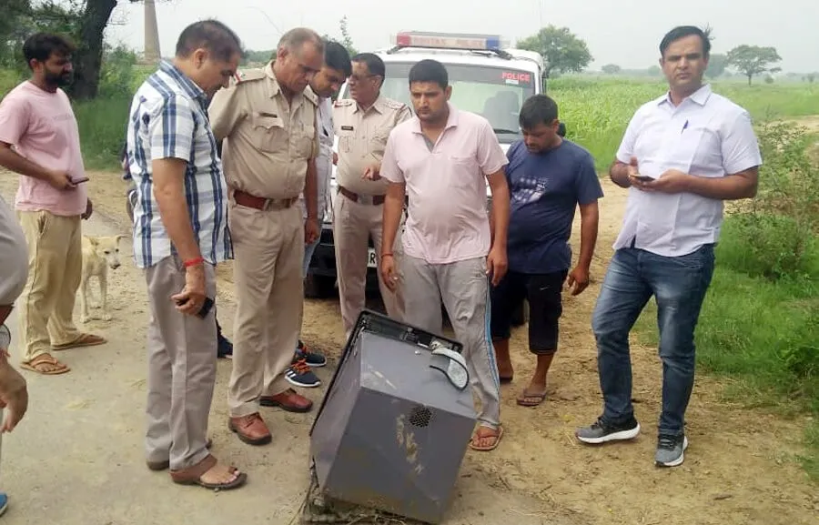 उखाड़ ले गए 13 लाख भरी एटीएम मशीन, खेतों में मिला कुछ हिस्सा