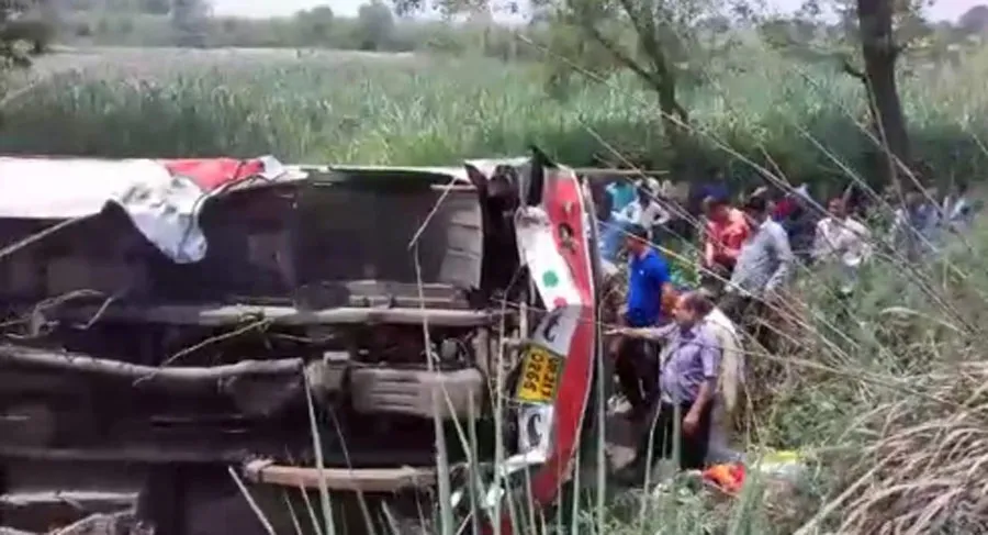 सड़क किनारे पलटी बस, तीन की मौत