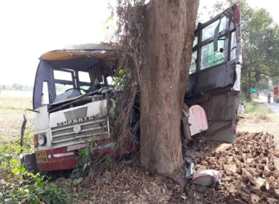 बस का संतुलन​ बिगड़ने से पेड़ से टकराई बस, तीन लोगों की मोत