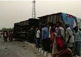 बस पलटने से 10 की मौत, 30 घायल