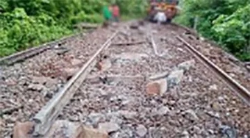 नक्सलियों ने पटरी उखाड़ी, इंजन पटरी से उतरे