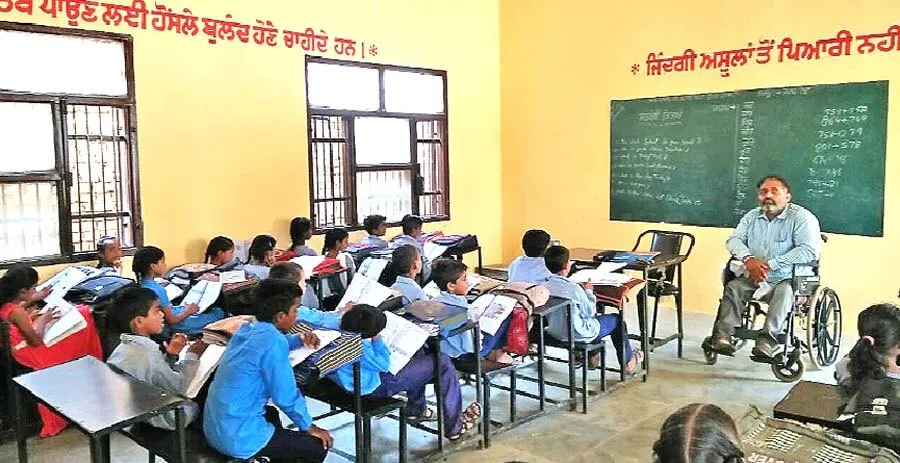 स्कूल की बेहतरी के लिए दिन-रात दौड़ रहा दिव्यांग अध्यापक