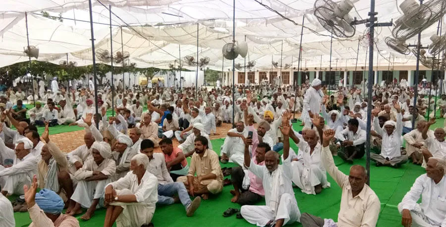 कर्ज माफी के लिए किसानों की किया प्रदर्शन