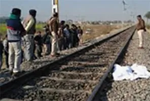 रेलवे ट्रैक पर मिली तीन दोस्तों की लाश, धड़ से अलग था एक सिर