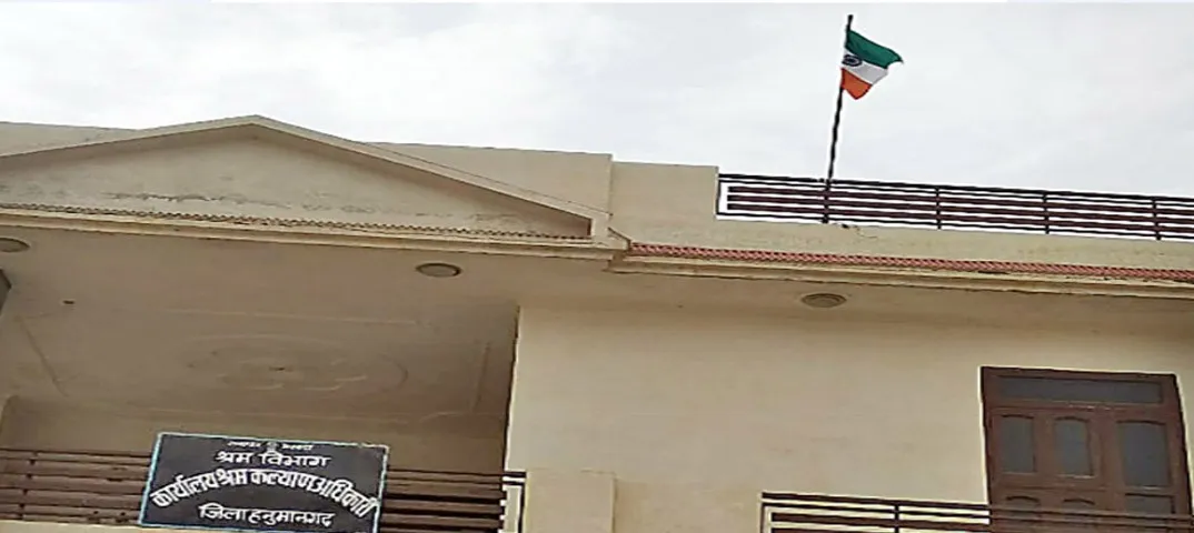 कहीं उल्टा तो कहीं सूर्याेदय के बाद भी नहीं उतारा तिरंगा