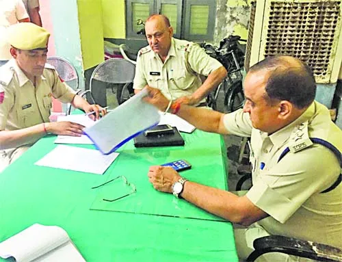 गैंगरेप के आरोपियों को न पकड़ने पर पीड़िता ने फांसी लगा दी जान