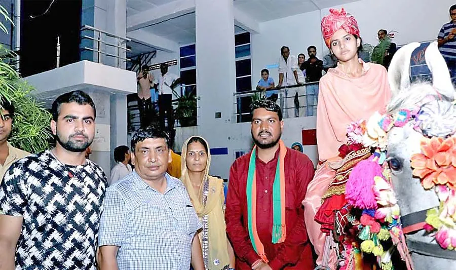 सबनम को घोड़ी व बगी पर बैठाकर निकाली बन्दौरी
