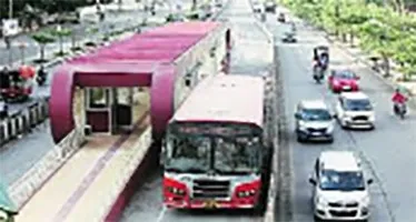 गुजरात: बीआरटीएस बस स्टेशन की छत गिरी