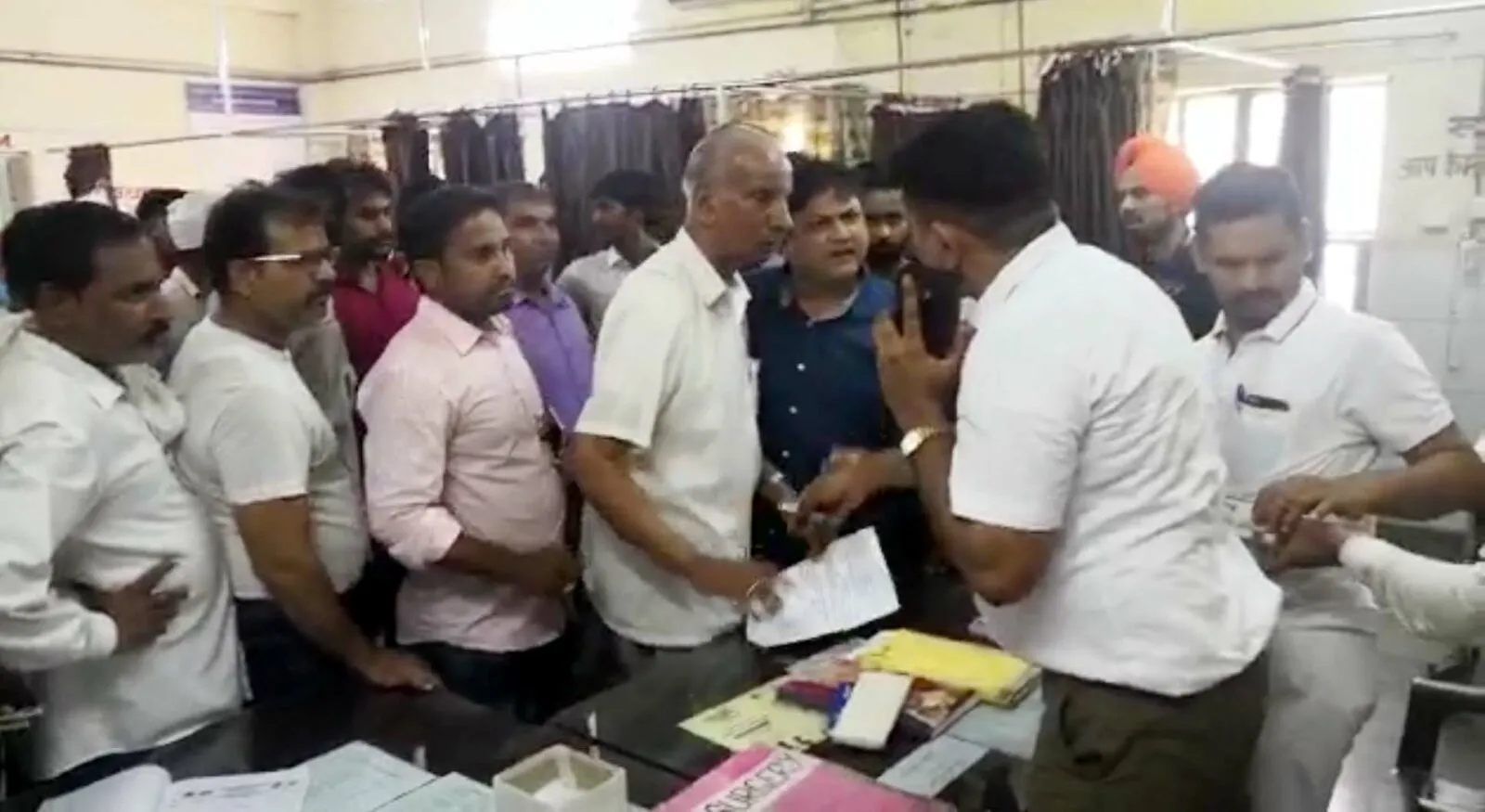 परिजन शव सौंपने की करते रहे मिन्नत, नहीं पसीजा चौकी प्रभारी!