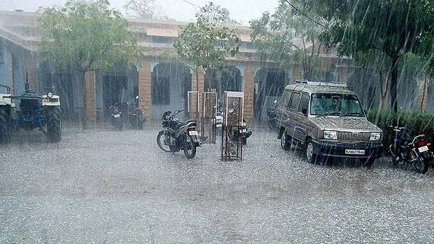 यूपी में भारी बारिश से हाहाकार
