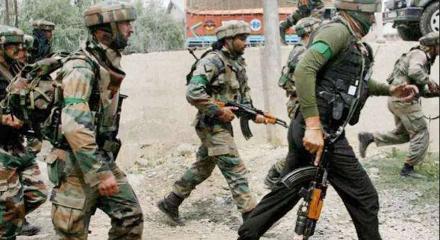 जम्मू कश्मीर: सुरक्षाबलों ने 3 आतंकियों को घेरा, मुठभेड़ जारी