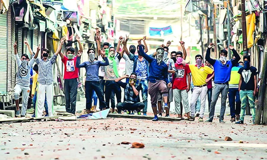 नहीं थम रहे पत्थरबाज