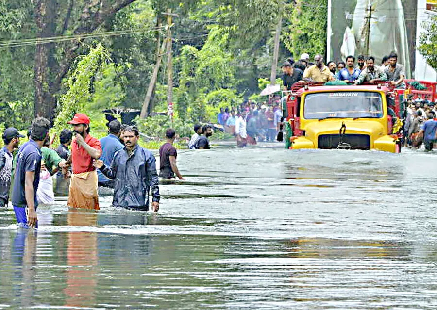 केरल बाढ़: नौसेना का जहाज राशन और पानी लेकर पहुंचा