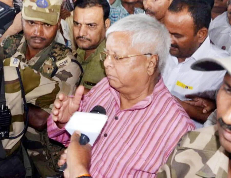 Fodder Scam: लालू यादव का कोर्ट में सरेंडर, जाना होगा जेल