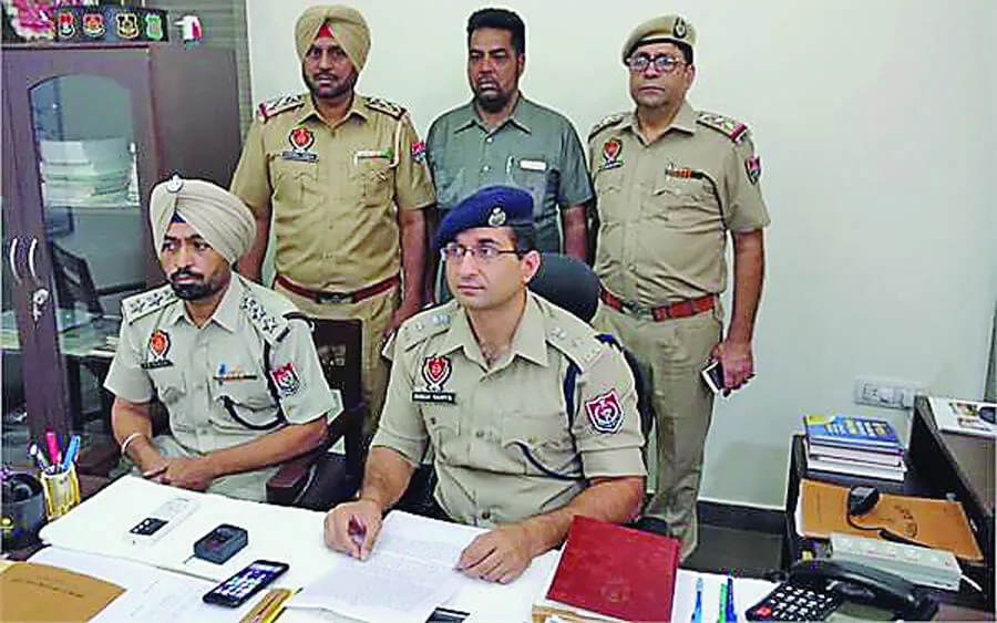युवक ने जुराबों में छुपाई थी सोने की दो र्इंटें-लुधियाना