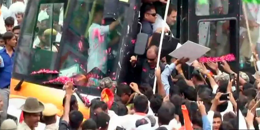 राहुल गांधी के रोड़ शो में उमड़ा कार्यकतार्ओं का हुजूम