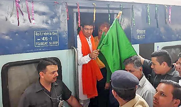 सांसद निहालचंद ने नांदेड़ के लिये रेल को हरी झण्डी दिखाकर किया रवाना