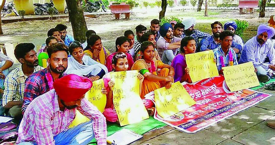 मांगों को लेकर भूख हड़ताल पर बैठे विद्यार्थी
