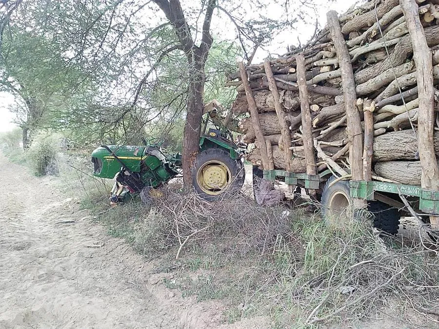पेड़ से टकराया लकड़ियों से लदा ट्रेक्टर-रेहड़ा