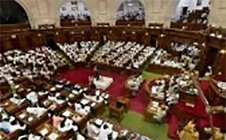योगी के बयान पर भड़का विपक्ष काली पट्टी बांधकर जताया विरोध