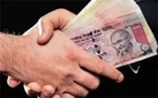 दो सहायक वाणिज्य अधिकारी रिश्वत लेते पकड़े गये