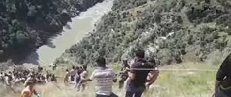 चिनाब नदी में मिनी बस गिरने से 12 लोगों की मौत