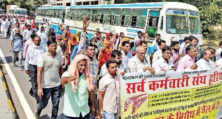प्रदेशभर में एस्मा लगने के बावजूद भी कर्मचारियों में आक्रोश, दी गिरफ्तारियां
