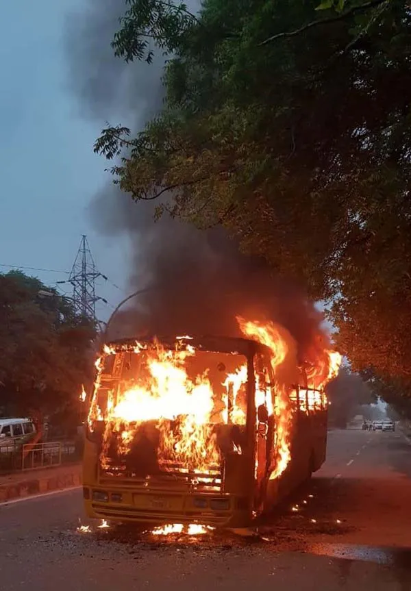 गुरुग्राम के हुडा सिटी सेंटर मेट्रो स्टेशन के पास कालेज की बस में लगी आग