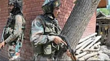 कश्मीर: आतंकवादियों ने पुलिस के परिजनों को किया मुक्त